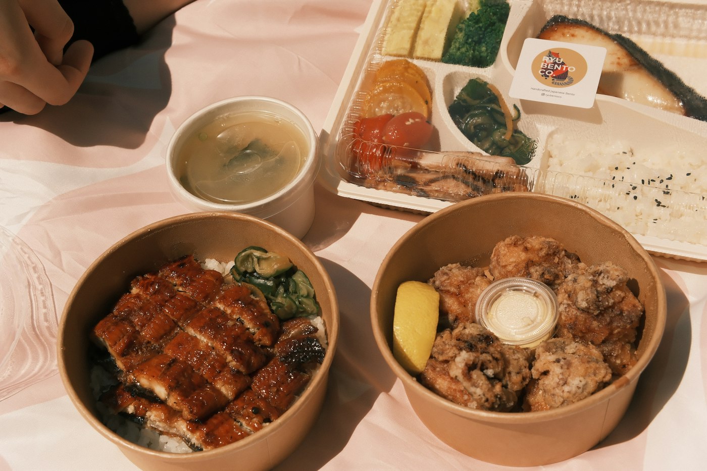 Bento équilibré composé de plusieurs compartiments